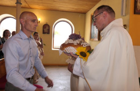 Moment przekazywania dożynkowego bochna chleba 
