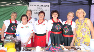 Grupa kobiet w kolorowych strojach 