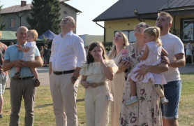 Grupa uśmiechniętych osób