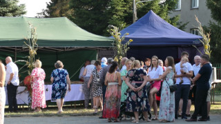 Uczestnicy dożynek na placu dożynkowym 