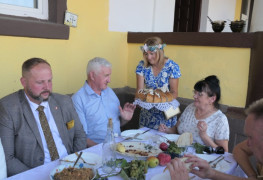 Moment częstowania chlebem dożynkowym 