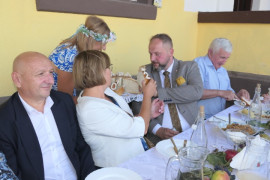 Moment częstowania chlebem dożynkowym 
