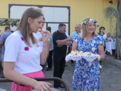 Moment częstowania chlebem dożynkowym 