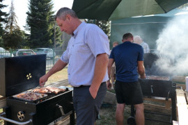 Mężczyzna przy grillu 