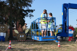 Dzieciaki wjeżdżają na podnośniku 