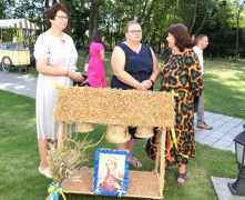 Wieniec dożynkowy i trzy kobiety 