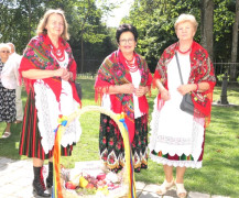 Trzy kobiety i wieniec dożynkowy 
