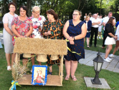 Wieniec dożynkowy i grupa osób