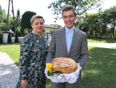 Kobieta i mężczyzna trzymają dożynkowy bochen chleba 