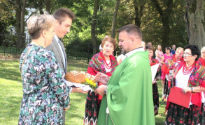 Ksiądz podczas błogosławienia chleba 