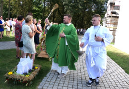 Ksiądz podczas święcenia wieńców dożynkowych 