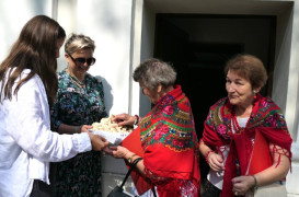 Moment częstowania dożynkowym chlebem 