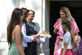Moment częstowania chlebem 