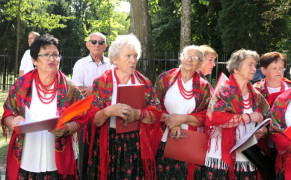 Grupa kobiet ubranych w kolorowe stroje 