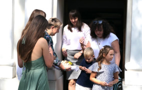 Moment częstowania chlebem 