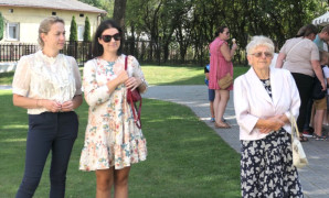 Trzy kobiety stojące obok siebie