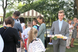 Moment częstowania chlebem