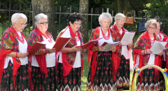 Kobiety podczas wykonywania przyśpiewek dożynkowych 