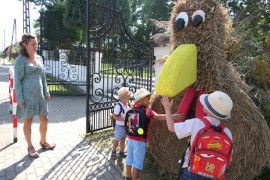 Witacz dożynkowy i grupa osób 