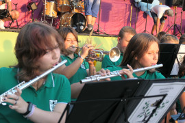 Młode osoby podczas gry na  instrumentach 