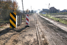 Droga przygotowana do remontu. Widoczne dwa słupki: biało-czerwony oraz żółto - czarny
