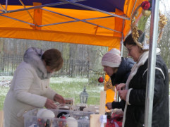 Osoby przy stoisku z produktami świątecznymi 