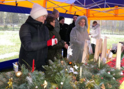 Stroiki świąteczne i grupa osób 