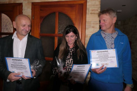 Trzy osoby stojące obok siebie. Kobieta i dwóch mężczyzn. Wszyscy trzymają w ręku dyplomy
