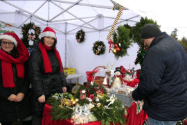 Stoisko bożonarodzeniowe: ozdoby i kupujący 