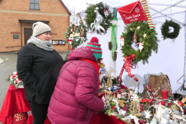Osoby podczas oglądania ozdób świątecznych 