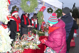 Osoby podczas kupowania ozdób świątecznych 