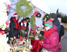 Osoby kupujące ozdoby świąteczne 