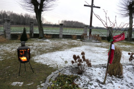 Plac kościelny odświętnie udekorowany