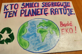 Praca plastyczna: widoczna planeta oraz napisy 