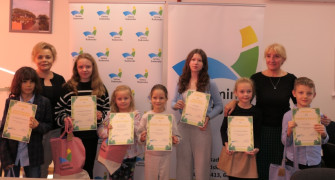 Grupa osób na wspólnym zdjęciu: dorośli i dzieci 