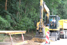 Maszyny budowlane, mężczyźni - trwa budowa kanalizacji sanitarnej 