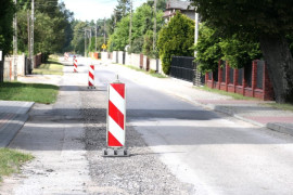 Jezdnia, na poboczu znajdują się biało-czerwone pachołki 