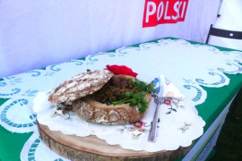 Konkursowa potrawa - staropolski bigos z dziczyzną podany w tradycyjnym chlebku 