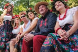 Kobiety i mężczyzna w ludowych strojach 