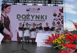Dożynkowa scena. Widoczny zespół ludowy