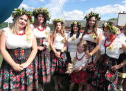 Grupa kobiet w kolorowych strojach stoi obok siebie