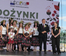 Grupa osób na scenie 