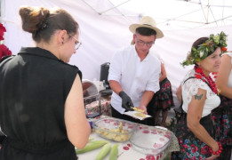 Osoby przy stoisku wystawienniczo - gastronomicznym 