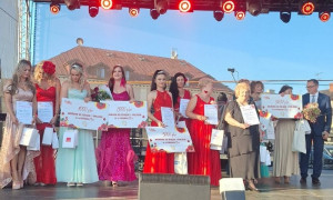 Grupa kobiet na scenie. Moment wręczania nagród. Wśród nich Anna Janocha - pierwsza z lewej 