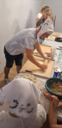 Kobiety podczas robienia pierogów 