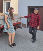 Kobieta i mężczyzna stoją przed budynkiem 
