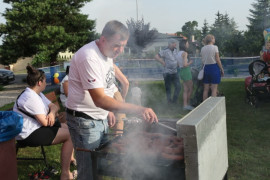 Mężczyzna przy grillu 
