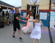 Trzy osoby tańczą w kółku 