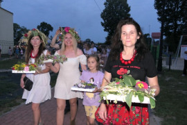 Panie niosą wianki