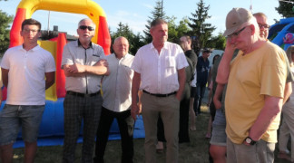 Mężczyźni stoją obok siebie